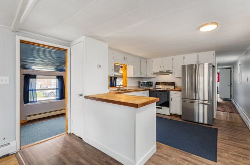 20 Bay Rd, Newmarket NH 03857-1728 exterior