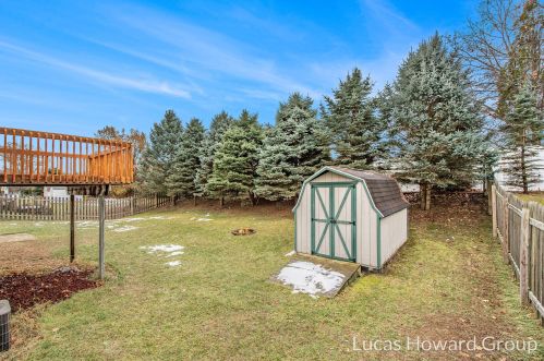 286 Riverwood Dr, Middlevle MI  49333-9075 exterior