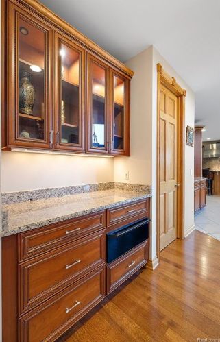 2384 Pebble Crk Dr, Rochester MI 48363-2228 exterior