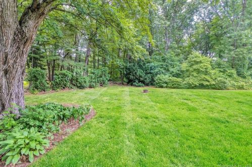 51 Pioneer Dr, Windsor CT exterior