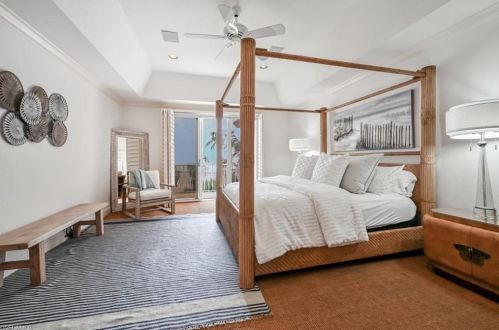 30 Casa Mar Ln, Naples FL 34103-3685 exterior