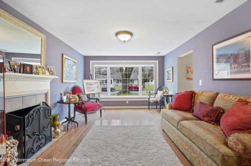 142 Beechwood Dr, Red Bank NJ 07702 exterior