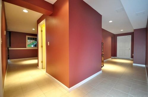 221 Marshall Phelps Rd, Windsor CT 06095-1743 exterior