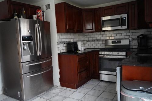 121 Francis St, Iselin NJ  08830-1123 exterior