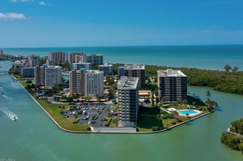 15 Bluebill Ave, Naples FL 34108-1792 exterior