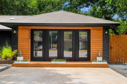 5404 Emerald Forest Dr, Austin TX  78745-3002 exterior