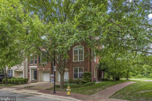 252 Murtha St, Alexandria, VA 22304-8601