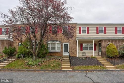 1340 Blue Jay Dr, Lancaster, PA 17601-2744