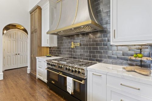 1165 Conway Dr, Atlanta GA 30327-3535 exterior