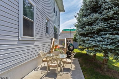 2 Entwistle Ave, Nutley NJ 07110-3210 exterior