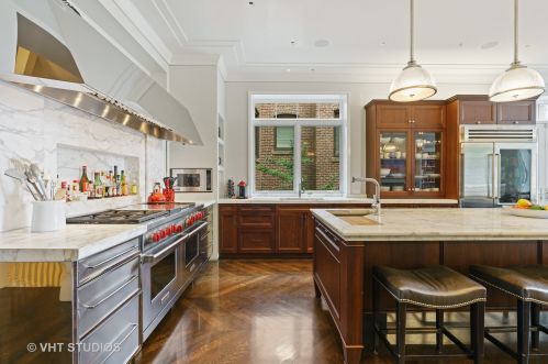 1449 Astor St, Chicago IL 60610-1608 exterior