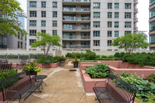 125 Jefferson St, Chicago IL 60661-3609 exterior