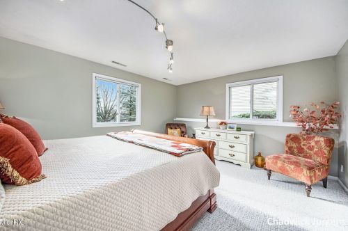 5542 Thoroughbred Dr, Wyoming MI 49418-8309 exterior