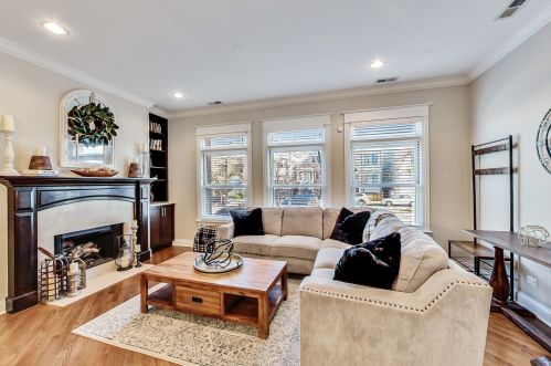 2524 Ashland Ave, Chicago, IL 60608-5321