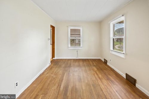 5 Fogarty Dr, Trenton NJ 08619-4320 exterior