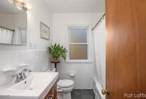 1658 Rosewood Ave, Grand Rapids MI 49506-4445 exterior