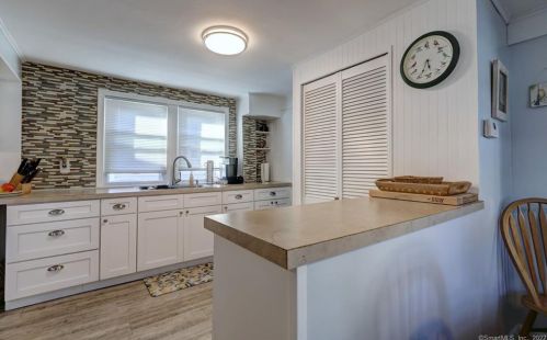 11 Deerfield Ave, Milford CT 06460-7317 exterior