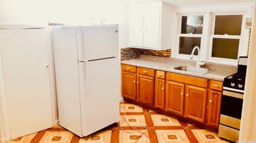 127 Casper St, Valley Stream NY  11580-3605 exterior