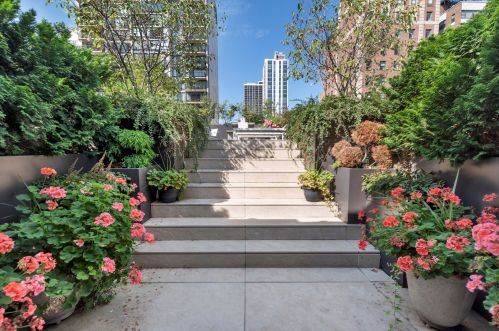 1521 State Pkwy, Chicago IL 60610-1613 exterior