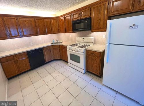 18 Lehavre Ct, Trenton NJ  08619-4720 exterior