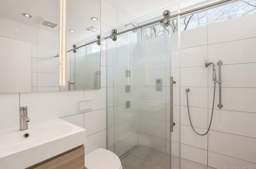 15 Hycliff Rd, Greenwich CT 06831-3223 exterior