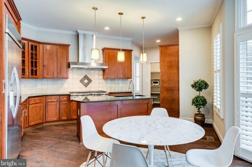 1339 Mayflower Dr, Mc Lean VA 22101-5612 exterior