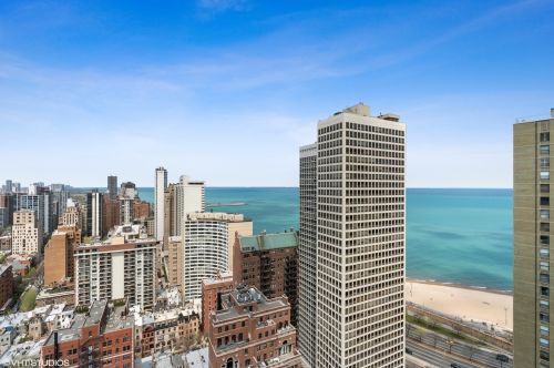 100 Bellevue Pl, Chicago IL 60611-1157 exterior