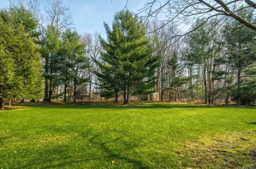 18 Day Rd, Armonk NY exterior