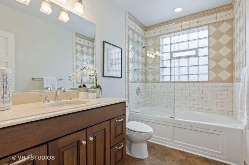 1325 Melrose St, Chicago IL 60618-5847 exterior