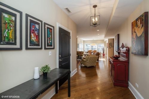 706 Junior Ter, Chicago, IL 60613-1566