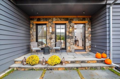 232 Bayberry Ln, Westport CT 06880-4033 exterior