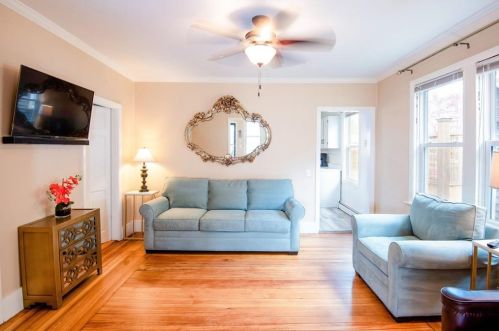 27 Peckham Ave, Middletown RI 02842-5731 exterior