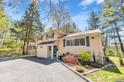 11 Meadow St, Demarest, NJ 07627-2406