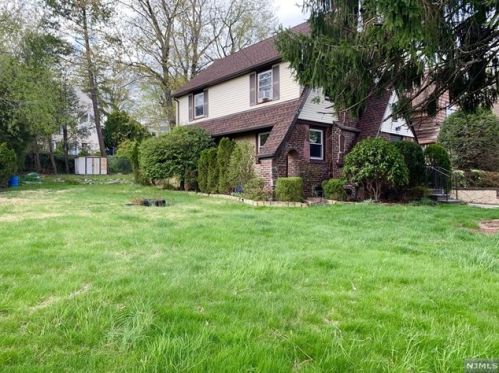 1280 Taft Rd, Teaneck, NJ 07666-2827