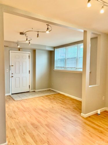 97 College Dr, Edison, NJ 08817-5985