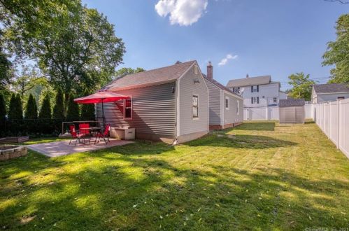 16 Cherry St, Windsor Locks, CT 06096-2203