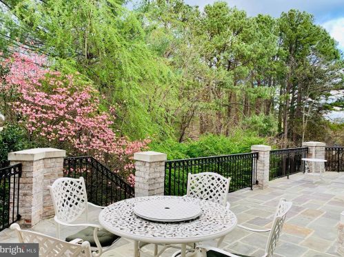 1289 Ballantrae Farm Dr, Mc Lean VA 22101-3027 exterior