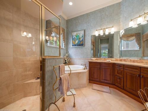 5976 Hammock Is Cir, Naples FL 34119-4649 exterior