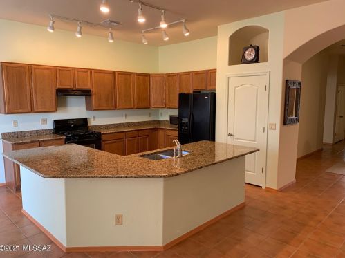 7913 Freedom Eagle Dr, Tucson, AZ 85757-1628