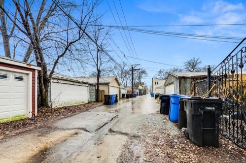 1832 Estes Ave, Chicago IL 60645-2904 exterior