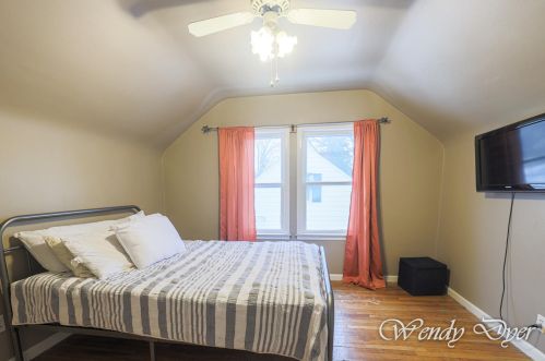 1042 Northlawn St, Grand Rapids MI 49505-3717 exterior