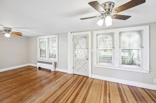 43 St, Windsor Locks CT 06096-1357 exterior