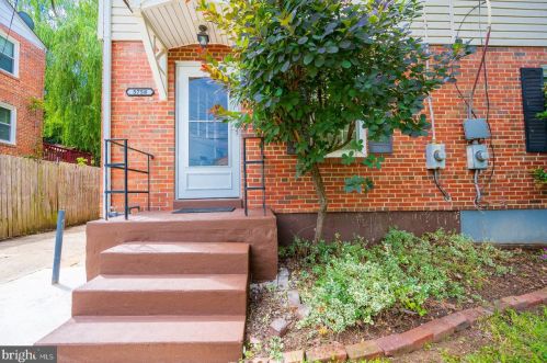 5758 Biscayne Dr, Alexandria VA  22303-1902 exterior