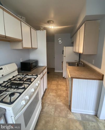 6637 Erdrick St, Philadelphia PA 19135-1604 exterior