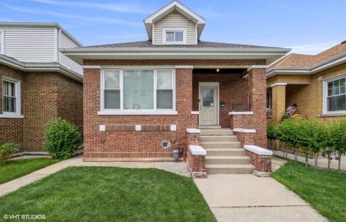 5816 Troy St, Chicago, IL 60629-2523