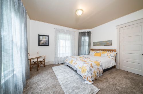 1020 Clinton Ave, Kalamazoo MI 49001-3881 exterior