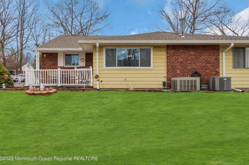 12 Lark St, Lakehurst, NJ 08759-5188