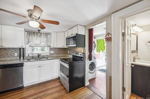 43 St, Windsor Locks CT 06096-1357 exterior