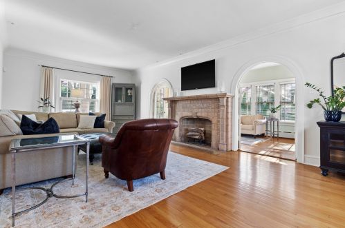 6162 Washington Cir, Milwaukee WI 53213-2472 exterior