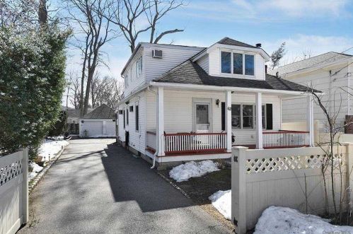 62 22 St, Huntington Station NY 11746-2230 exterior